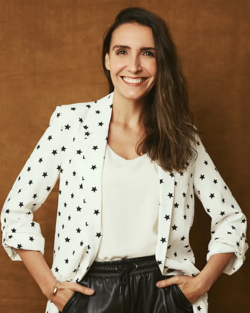 Marisa Gallardo de cuerpo entero, con saco de estrellas
